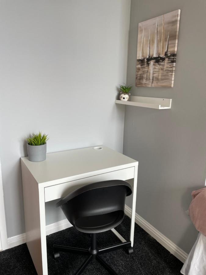 Spacious One Bedroom Flat, Entire Property. Greenock Luaran gambar